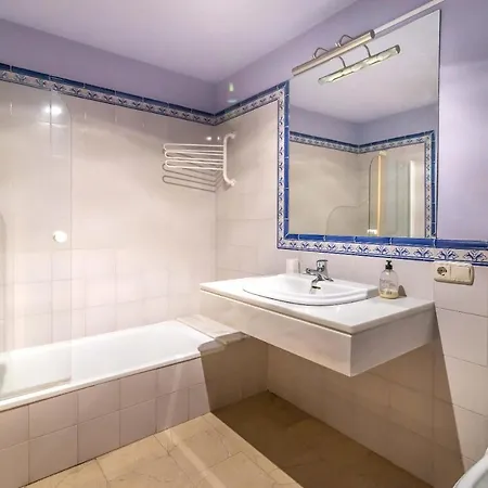 Spacious In Apartment *